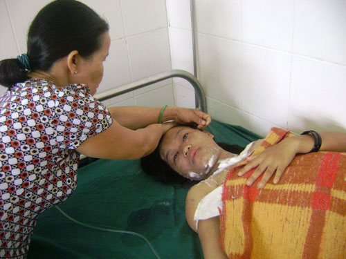 Đòi ly hôn, bị chồng "luộc" nước sôi