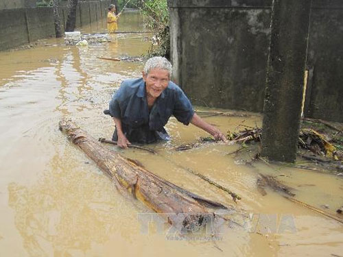 Lũ làm tê liệt tuyến đường sắt Bắc - Nam