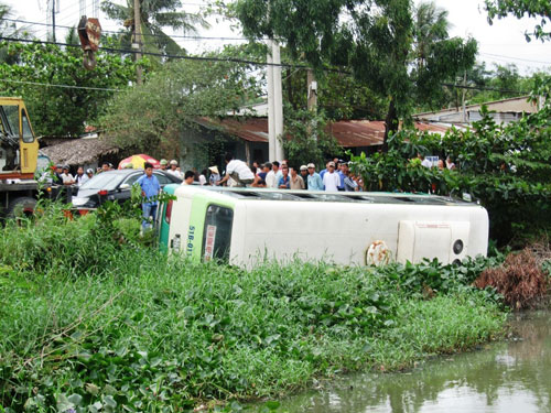 Xe buýt đang lưu thông bỗng lộn nhào xuống ao