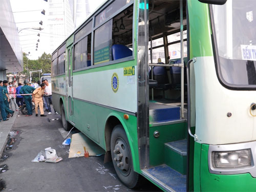 Ngã vào xe buýt, giảng viên người Nhật thiệt mạng