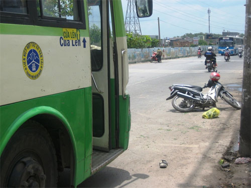 Thoát chết trước bánh xe buýt