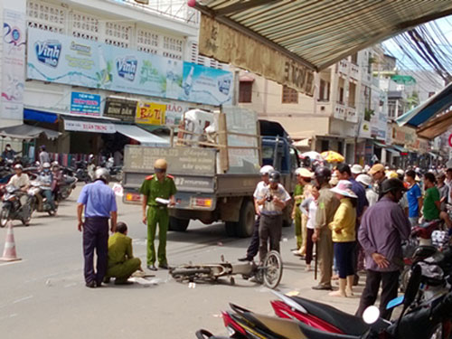 Bị xe tải tông, 2 học sinh thương vong