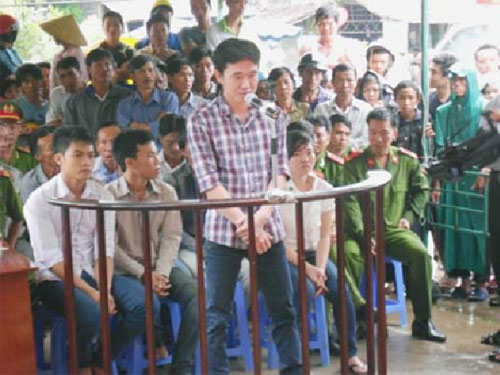 Băng chém, tưới xăng đốt lầm người hầu tòa