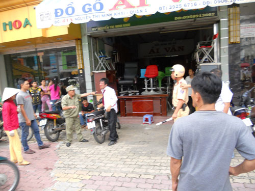 Va quẹt nhỏ cũng đánh nhau, kẹt xe kéo dài