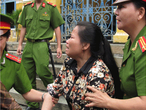 Lãnh án tử sau khi được mời đi du lịch châu Phi