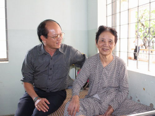 Cụ bà bị con bỏ rơi giữa đường
