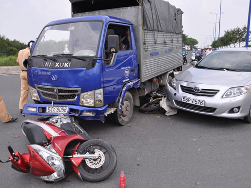 Xe tải mất thắng ở chốt giao thông, 3 người nhập viện