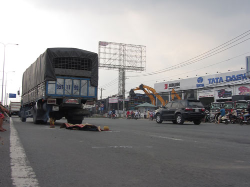 Nghe điện thoại băng qua đường, bị xe tải tông chết