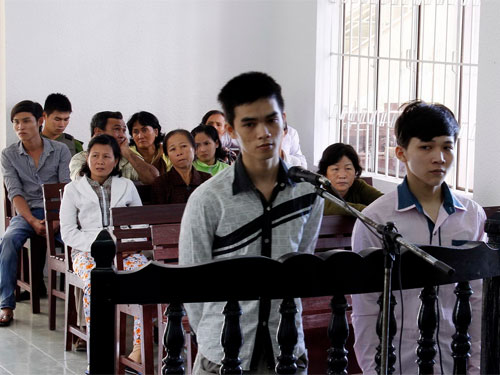 Hai tên trong vụ "chặt tay cướp SH" hầu tòa ở Ninh Thuận