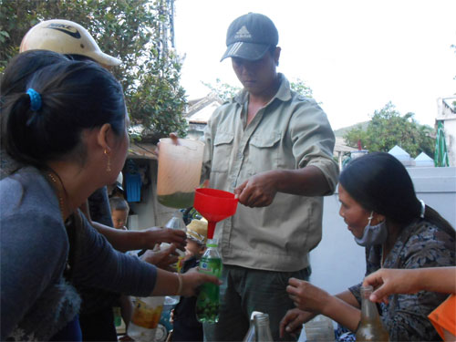 Nghe lời đồn nhảm, dân Lý Sơn chen nhau mua xăng