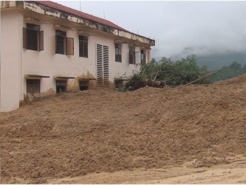 Núi lở vùi lấp trạm khuyến nông
