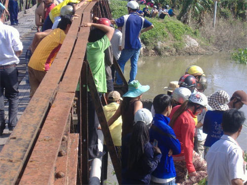 Lũ cuốn mất tích 4 người