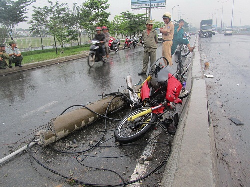 Đang đi đường, thanh niên bị cột điện đè