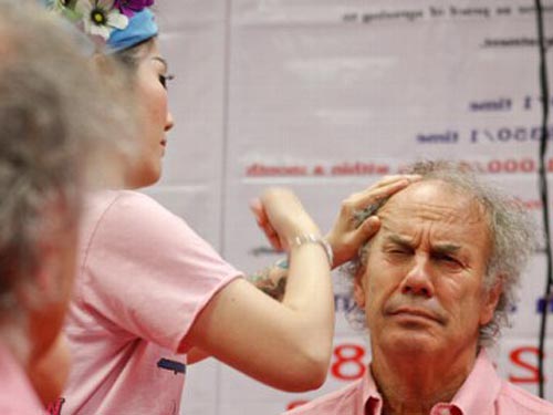 Lạ đời trả tiền, ăn tát để xóa nếp nhăn