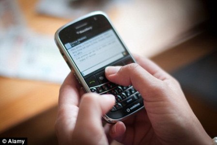 Teen dùng điện thoại dễ "quan hệ" sớm