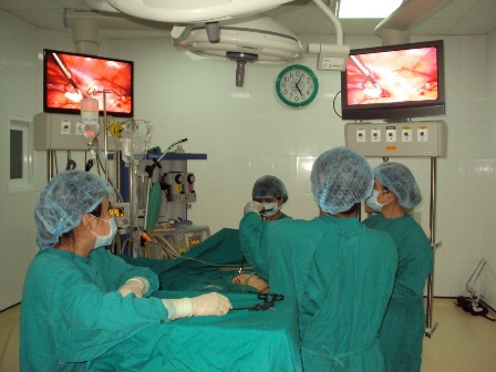 Chuyển giao kỹ thuật mổ nội soi cho các nước