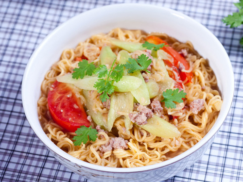 Đỉa không thể sống trong mì tôm đã qua chiên, sấy
