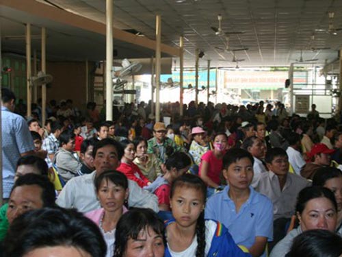Làm xong thủ tục còn đợi 40-60 phút mới được khám