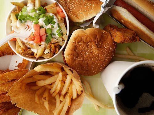 Đồ ăn nhanh làm nguy cơ bệnh đường hô hấp và viêm da