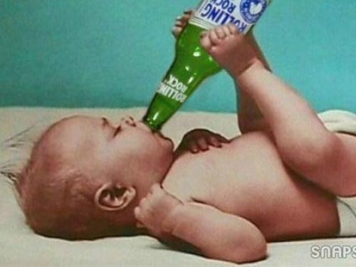 Bị uống nhầm rượu, bé một tuần tuổi nhập viện