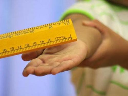 Cho thôi việc cô giáo yêu cầu học sinh đánh bạn