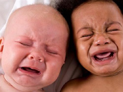 Mẹ đi chơi với bồ bỏ 2 con chết đói