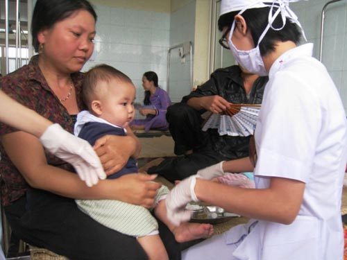 Lấy 3 ghim sắt gây mưng mủ trong phổi bé trai