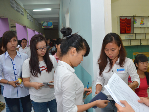 Bắt thí sinh giở trò “hai ngón” trước phòng thi