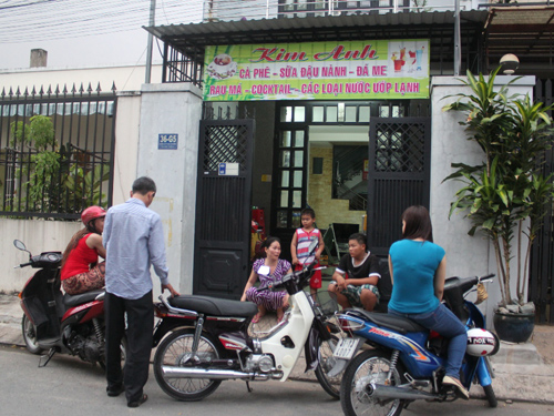 Canh me chủ nhà đổ rác, cướp xe máy