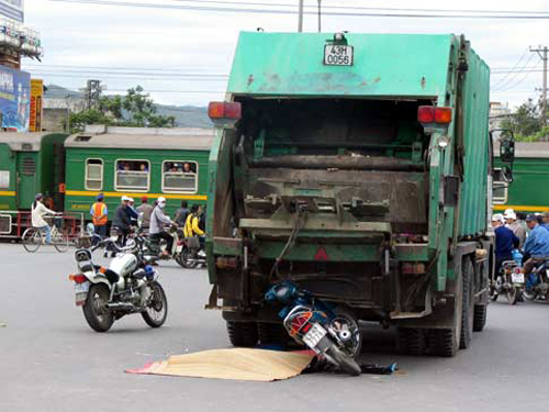 Đứt lìa đầu vì tông vào xe rác