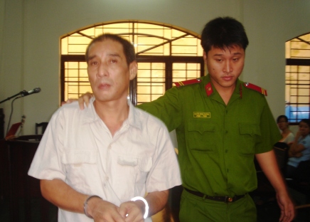 Chém người vì chó, ra tòa đá phóng viên