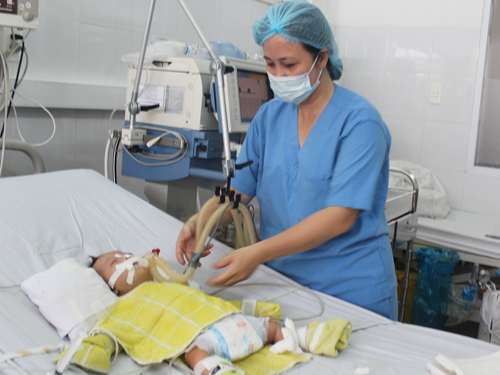 Cứu sống bé 3 tháng tuổi bị bệnh tim hiếm gặp