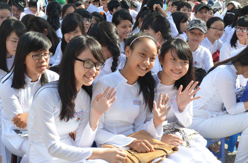 Nữ sinh duyên dáng trong nắng khai trường