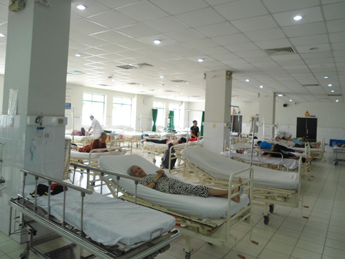Côn đồ "xử" nhau, đòi bắn bác sĩ gây náo loạn BV Nhân dân Gia Định