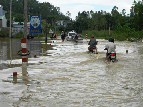 Thấp thỏm lo lũ làm lở núi, cuốn nhà