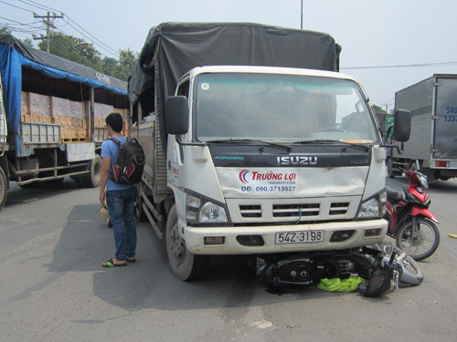 Xe tải va quệt xe máy, một sinh viên nguy kịch