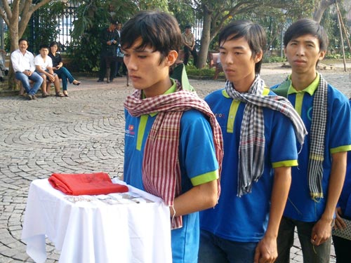 Đạp xe 1.300 km dâng Đại tướng 10 gói đất nghĩa trang