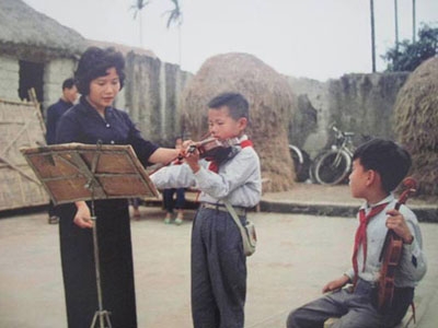 Xúc động những bức ảnh về tình thầy trò thời chiến