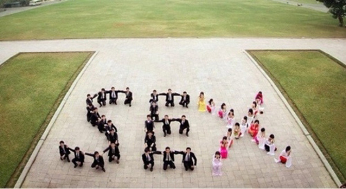 Kiểm điểm nhóm sinh viên xếp chữ sex trong Hoàng thành