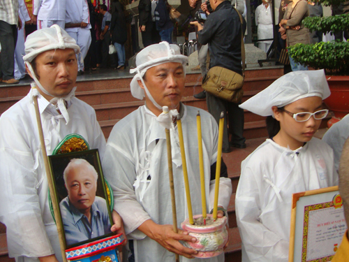 Đông đảo nghệ sĩ đưa tiễn nhạc sĩ Hoàng Hiệp
