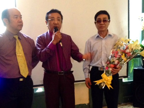 NSƯT Thanh Sang bán DVD giúp đỡ đồng bào miền Trung
