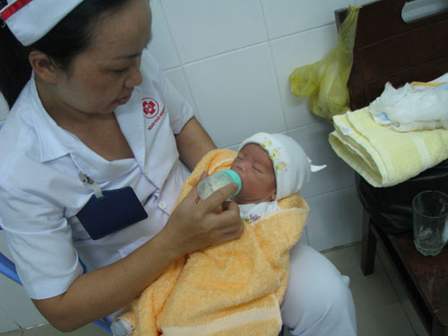 Nữ công nhân vứt con vào thùng rác khai gian tuổi