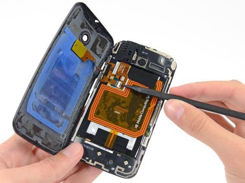 Galaxy S4 dễ sửa, HTC One khó nhất