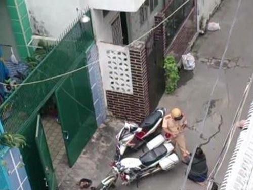 'Dậy sóng' clip quỳ lạy van xin cảnh sát giao thông