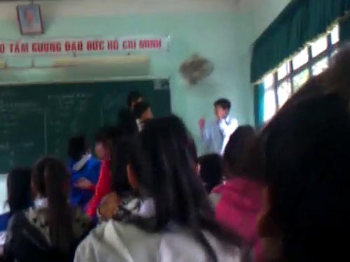 Xôn xao clip học sinh đánh lại thầy