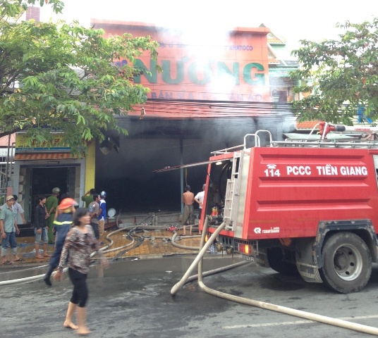 Cửa hàng bán quần áo cháy, nhà hàng xóm bị mất xe