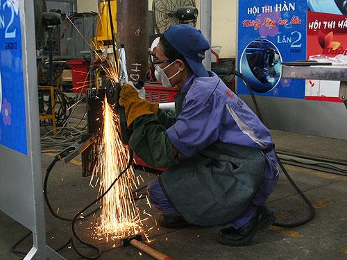 Các kỹ thuật viên tham gia tranh tài tại hội thi thợ giỏi nghề hàn Những bông hoa lửa