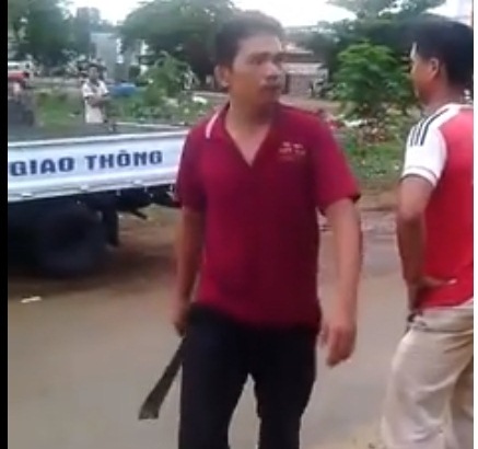Y Sang Niê cầm dao uy hiếp lực lượng chức năng. Ảnh cắt từ clip người dân cung cấp