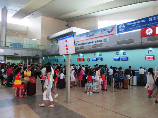 H&agrave;nh kh&aacute;ch Trung Quốc l&agrave;m thu tục tại Cảng h&agrave;ng kh&ocirc;ng Quốc tế Cam Ranh, Kh&aacute;nh H&ograve;a - Ảnh: K.Nam