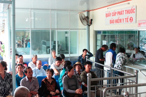 Học sinh không mua BHYT sẽ ảnh hưởng... thi đua!